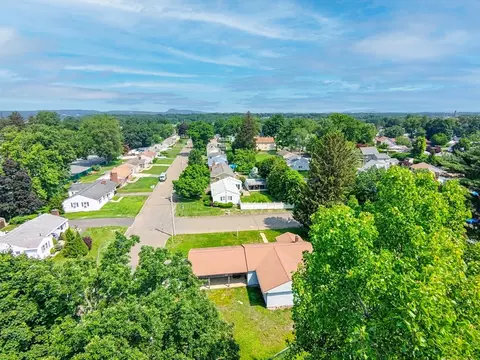 121 Donlyn Dr, Chicopee, MA 01013