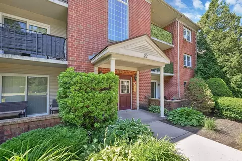 22 Maple Crest Cir #J, Holyoke, MA 01040
