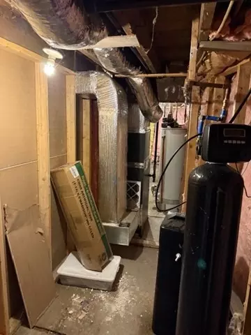 Entry Way - 10 Byron St, Worcester, MA 01605 photo 5 of 5