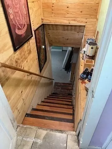 Entry Way - 10 Byron St, Worcester, MA 01605 photo 3 of 5