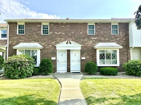 308 Blisswood Village Dr #308, Ludlow, MA 01056
