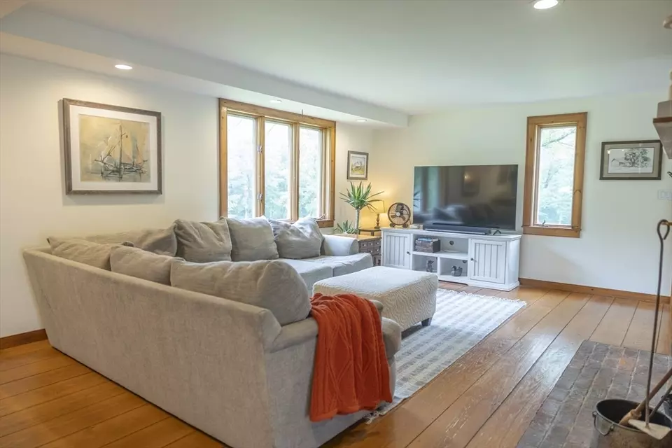 Living - 696 Route 197, Woodstock, CT 06281 photo 2 of 3