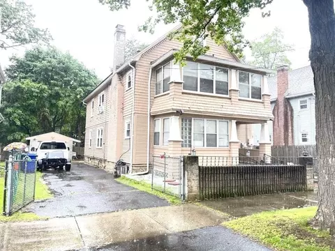 98-100 Fenwick St, Springfield, MA 01109 photo 2