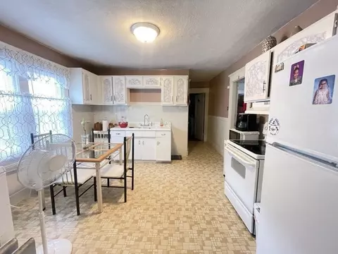 98-100 Fenwick St, Springfield, MA 01109 photo 5