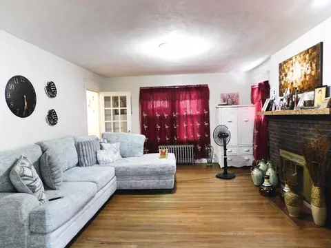 98-100 Fenwick St, Springfield, MA 01109 photo 3