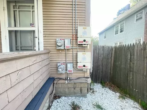 98-100 Fenwick St, Springfield, MA 01109 photo 16