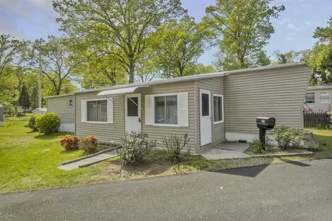 32 Puffin Dr, Chicopee, MA 01020
