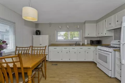 32 Puffin Dr, Chicopee, MA 01020 photo 2