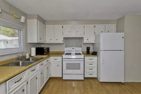 32 Puffin Dr, Chicopee, MA 01020 photo 3