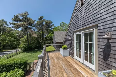 Exterior - 28 Marthas Rd, Edgartown, MA 02539 photo 3 of 8