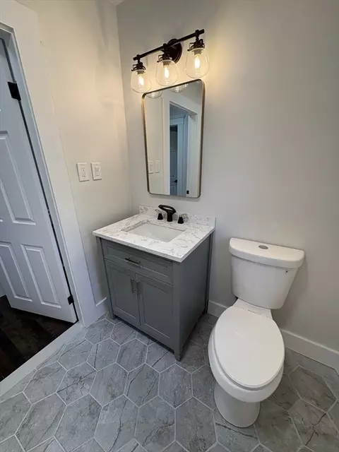 Bath - 5 Winthrop Ave, Marblehead, MA 01945 photo 2 of 3