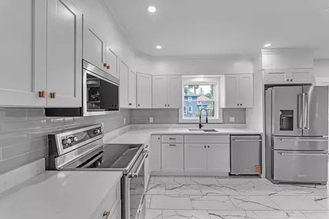 Kitchen - 5 Winthrop Ave, Marblehead, MA 01945 photo 2 of 4