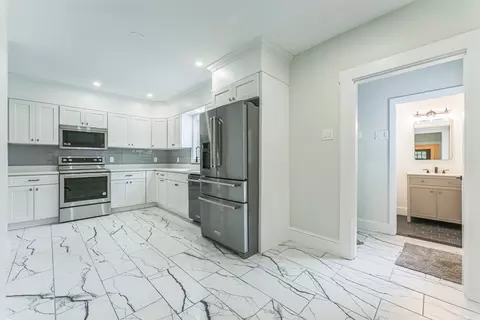 Entry Way - 5 Winthrop Ave, Marblehead, MA 01945 photo 1 of 4