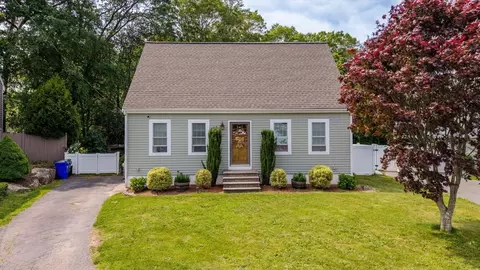 217 Hathaway Commons Rd, Fall River, MA 02720