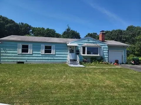 49 Roberts Pond Ln, Chicopee, MA 01020