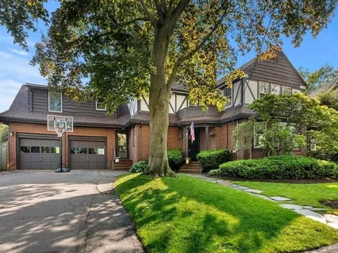 27 Glendale Rd, Marblehead, MA 01945