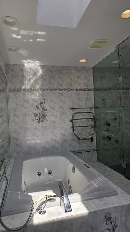 Bath - 194 Washington St, Gloucester, MA 01930 photo 3 of 3
