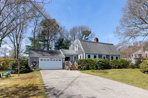 39 Bennets Neck Dr, Pocasset, MA 02559