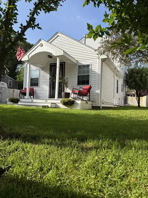 7 Grove St, Fairhaven, MA 02719