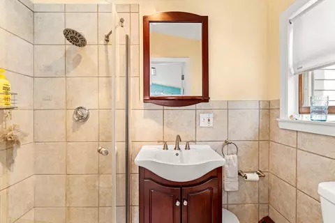 Bath - 19 Maple St, Salisbury, MA 01952 photo 2 of 3