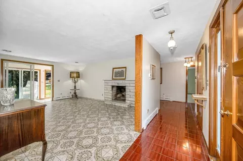 Entry Way - 9 Seneca Dr, Danvers, MA 01923 photo 1 of 5