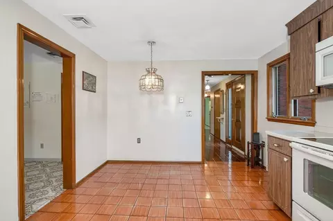 Entry Way - 9 Seneca Dr, Danvers, MA 01923 photo 3 of 5