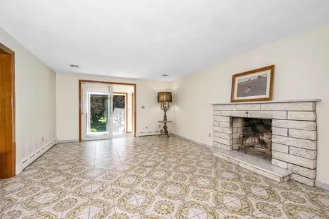 Living - 9 Seneca Dr, Danvers, MA 01923 photo 2 of 6