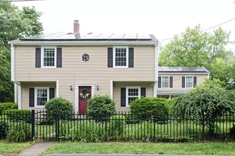 11 Maple St, Medway, MA 02053