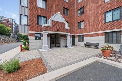 100 Ledgewood Dr #519, Stoneham, MA 02180