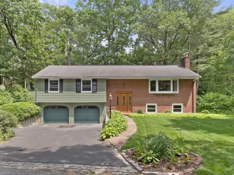 5 Cyr Cir, Andover, MA 01810