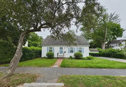 33 Meadowbrook Rd, Chestnut Hill, MA 02467