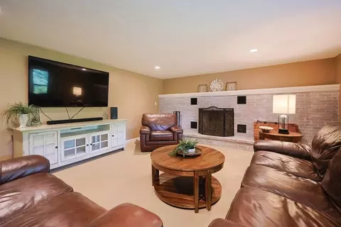 Living - 7 11 Sovereign Hts, Sutton, MA 01590 photo 1 of 2