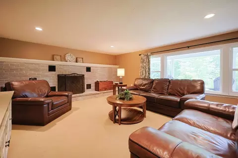 Living - 7 11 Sovereign Hts, Sutton, MA 01590 photo 2 of 2