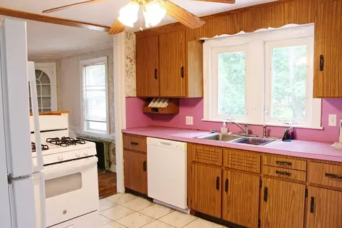 49 Newcomb Rd, Stoneham, MA 02180 photo 3