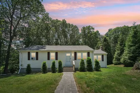 74 Oriole Dr, Whitinsville, MA 01588