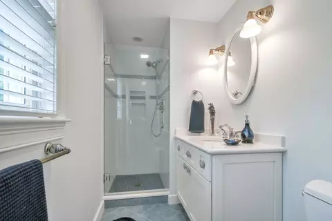 Bath - 48 Fourth Ave, Hyannis, MA 02601 photo 2 of 3