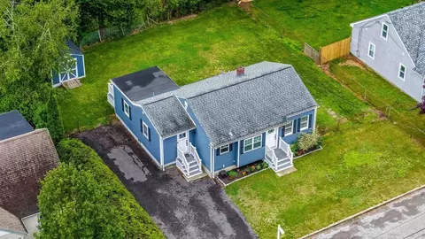 14 Oliveira Ave, Acushnet, MA 02743