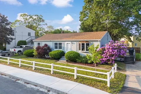 3 Gove Ln, Salisbury, MA 01952