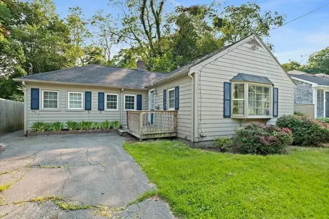 32 Standish Ave, Plymouth, MA 02360