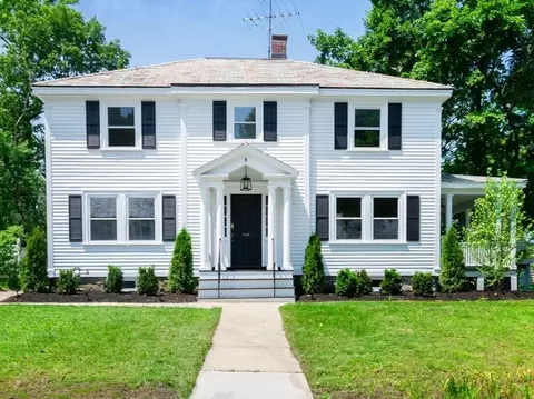 8 Carisbrooke St, Andover, MA 01810
