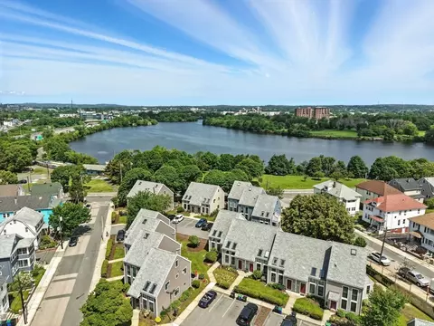 109 Governor Winthrop Rd #109, Somerville, MA 02145