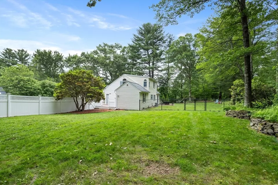 Exterior - 649 Robin Hill St, Marlborough, MA 01752 photo 4 of 6