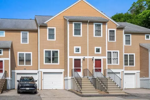 77 Camelot #77, Worcester, MA 01602