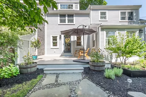 18 Pine St #1, Newburyport, MA 01950