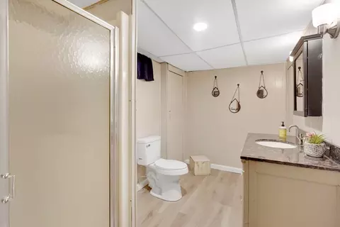 Bath - 122 Brookside Cir, Springfield, MA 01129 photo 3 of 3