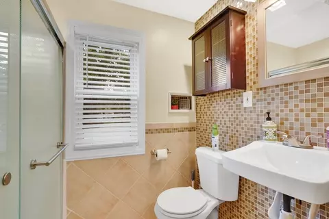 Bath - 122 Brookside Cir, Springfield, MA 01129 photo 1 of 3