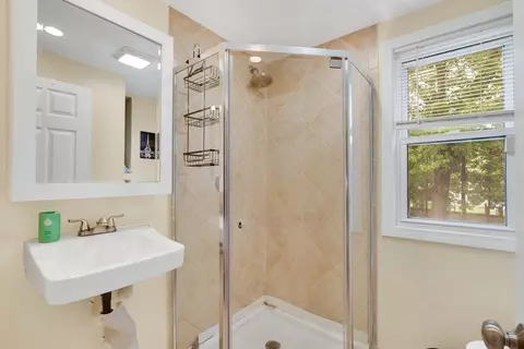 Bath - 122 Brookside Cir, Springfield, MA 01129 photo 2 of 3