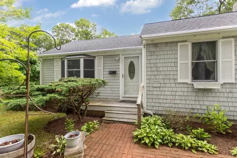 8 Sanderson Dr, Plymouth, MA 02360