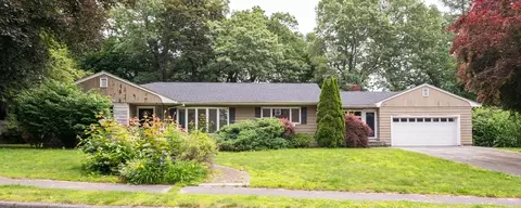 1 Hunting Ln, Lynnfield, MA 01940
