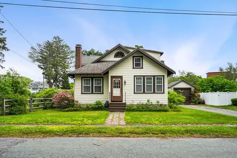 8 Auburn Rd, Beverly, MA 01915